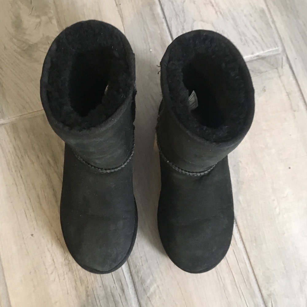 SHORT BLACK UGG BOOTS , worn maybe 3 times.